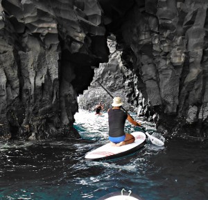 Stand Up Paddling an der Küste von La Palma: Wer´s noch nicht im Stehen packt, kniet auf dem Board. Foto: CanaryGreenLaPalma