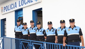 Schick in Himmelblau-Schwarz: Die neuen Outfits der Policia Local in der Hauptstadt. Foto: Santa Cruz