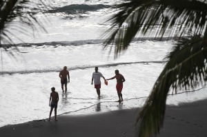 Trotz roter Flagge: Die Socorristas mussten den ganzen Tag lang Leute aus dem Wasser holen und verwarnen. Foto: Michael Kreikenbom.