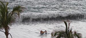 Wellenalarm und rote Flagge am Strand von Puerto Naos: Vielen war´s egal... Foto: Michael Kreikenbom