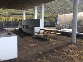 Auf der Straße vom Hotel Princess Richtung Leuchtturm im Süden: rechts rein zum Grillplatz.