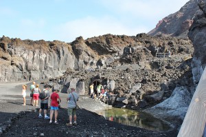 Tage der offenen Tür an der Heiligen Quelle: Jung und alt, Touristen und Residenten schauten sich die Fuente Santa an. Foto: La Palma 24