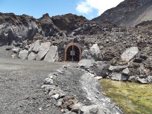 Eingang zur Heiligen Quelle an der Playa Echentive: Tonnenschwere Felsblöcke und Lavasteine wurden in einem Jahr Schwerstarbeit plaziert. Foto: La Palma 24