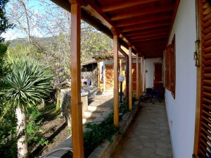 Landhaus Tijarafe: ringsum Terrassen - eine mit Grillplatz.