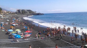 Triathlon in Puerto Naos: Los ging´s mit Schwimmen im Atlantik. Foto: La Palma 24
