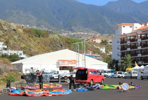 Das stieß in Los Llanos auf massiven Protest: Bei der Transvulcania 2014 wurde die Ferie de Corredores - die Läufermesse - und die Startnummernausgabe in einem Zelt in Los Cancajos abgehalten. Foto: La Palma 24