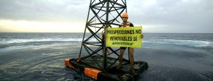 Greenpeace-"Bohrturm": wurde jetzt im Rahmen der Erdöl-Demos dort ins Wasser gelassen, wo Repsol probebohren will. Foto: Greenpeace Spanien