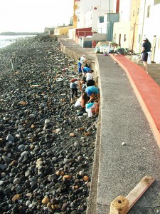 Strandputz-Aktion: Freiwillige sammeln Abfall an der Küste von Santa Cruz. Foto: Stadt