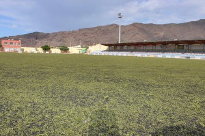 Alter Kunstrasen im Stadion von Los Llanos: Gefahr für die Sportler? Foto: Stadt