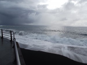 Regen in Puerto Naos: Nach fast einem halben Jahr ohne nennenswerte Niederschläge war das mal wieder nötig. Foto: La Palma 24