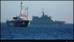 Die Arctic Sunrise läuft auf Lanzarote ein: im Hintergrund patroulliert ein Militärschiff. Foto: Save Canarias