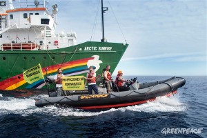 Zodiacs von Greenpeace: fuhren von der Arctic Sunrise zur Rowan Renaissance. Foto: Greenpeace