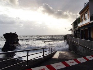 Wellenalarm: Die Strände in Puerto Naos und Tazacorte sind total gesperrt. Foto: La Palma 24