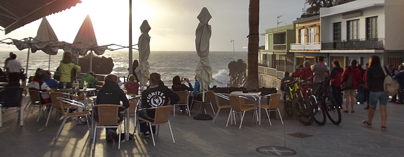 Puerto Naos am Abend des Freitags, 28. November: Urlauber genießen und fotografieren die Wellenschau. Foto: La Palma 24