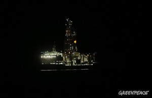Vergangene Nacht kam das Repsol-Schiff Rowan Renaissance an der geplanten Bohrstelle an. Das Foto haben die Greenpeace-Aktivisten von der Arctic-Sunrise aus geschossen.
