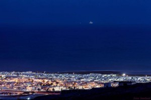 Am Horizont vor Lanzarote sichtbar: Das Repsol Bohrschiff Rowan Renaissance hat die Arbeit aufgenommen. Alle Hoffnungen der Erdöl-Gegner konzentrieren sich nun auf die EU-Kommission. Foto: Jazz Sandoval/Save Canarias