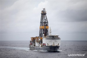 Rowan Renaissance bei Tagesanbruch: Das Repsol-Schiff will an der Bohrstelle Sandia bis Mitte/Ende Januar 2015 erste Sondierungen im Blick auf Erdöl und Erdgas vornehmen. Foto: Greenpeace