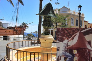 Morera-Zwerg auf der Plaza de Alameda in Santa Cruz de La Palma: Das kleine Bild rechts zeigt Luis beim Arbeiten an der Skulptur in seinem Studio. Fotos: La Palma 24/Luis