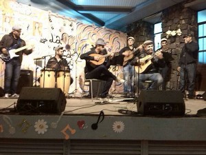 Bar Caotico in Puerto Naos: Die Los Boinas machen Folk. Foto: Band