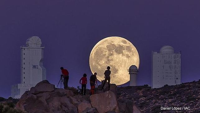 Supermond überm Teide: Foto von Daniel López unter den schönsten Bildern 2014 im The Wall Street Journal.