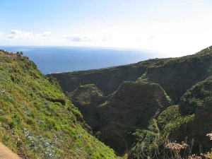 Wandern auf La Palma: Auch in anderen Ländern erfahrene Wanderer sollten hier immer mit einem Guide losmarschieren. Foto: Susanne & Ronny