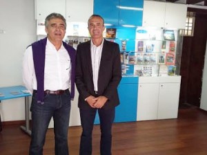 Neues CIT-Büro in Santa Cruz: CIT-Chef Óscar León und Inseltourismusrat Raúl Camacho bei der Eröffnung. Foto: Cabildo