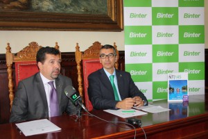 Binter Canarias ist Bajada-Hauptsponsor: Bürgermeister José Cabrera Guelmes und Binter-Vertreter José Guillermo Rodríguez Escudero (rechts) beim Vertragsabschluss. Foto: Santa Cruz