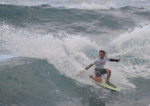 Dropknee: Ein Knie muss auf dem Board sein. Foto: Marco Acosta