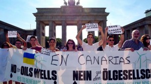 Anti-Erdöl-Demo in Berlin: Die Proteste gegen die vom spanischen Staat genehmigte Probebohrungen machten nicht auf den Kanaren halt - überall auf der Welt meldeten Freunde der Inseln ihre Bedenken an. 