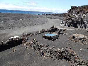 Die Fuenta Santa liegt verborgen unterm Vulkangestein an der Playa Echentive im Süden von La Palma: Das Besucherzentrum wurde so in die Landschaft integriert, dass man es nur an Details wie Fenstern und Luftschächten erkennen kann. Auch die Heilbad-Planer haben die Auflage, ihre Entwürfe der Lavalandschaft des Südens anzupassen. Foto: La Palma 24