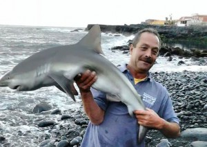 Angler mit Jaqueta: gleich wieder ins Meer gesetzt. Foto: El Diario/La Palma Ahora