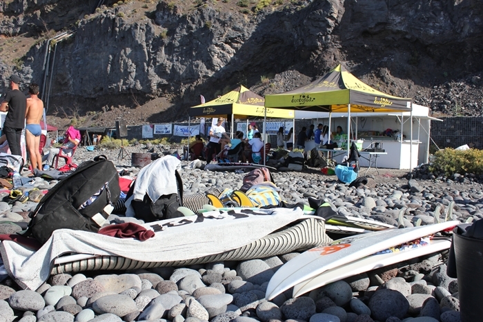 Surfer-Party am Samstag und Sonntag an der Playa de los Guirres: Ein DJ macht Musik, eine kleine Bar gibt es auch. Foto La Palma 24 von der Premiere 2013