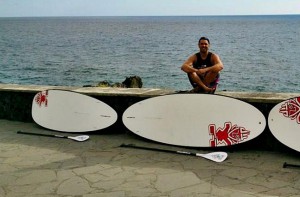 Stand-Up-Paddling: Urlauber können das Zubehör am Strand von Charco Verde mieten. Foto: Canary Green