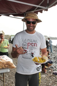 Total groggy, aber glücklich: Revolcón-Präsi Anibal Pino stärkt sich am Ende der La Palma Open 2015 beim allgemeinen Paella-Essen. Foto: La Palma 24