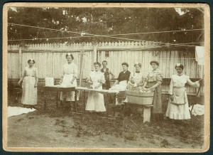 Frauenarbeit - eines der Themen des dritten Buches von Barbara Schlüter: Die Recherchen laufen auf Hochtouren. Foto: Herrschaftlicher Haushalt um 1890, Scan vom Original Bernd Schwabe, Hannover, eingestellt auf Wikipedia.