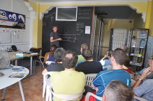 Wetterpauken mit Roger vorm Start: Das Briefing ist Pflicht für alle Palmaclub-Gäste. Foto: Palmaclub