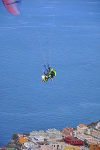 Tadem-Flüge: Spaß auch für Touristen ohne einen blassen Schimmer vom Paragliden. Foto: Palmaclub