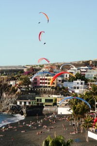 Paragliding-Desafío 2009: Der Himmel über Puerto Naos und der Strand waren voll mit bunten Schirm-Tupfen. Foto: Palmaclub