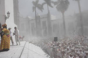High Noon: Um 13.15 Uhr tanzr die Negra Tomasa im Polvo-Sturm des Día de los Indianos auf der Plaza de Espana in Santa Cruz de La Palma. Pressefoto Stadt