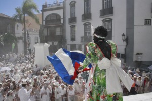 La Negra Tomasa con la bandera cubana