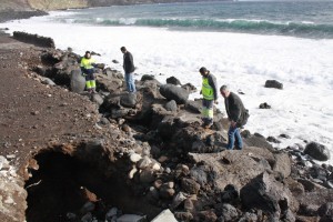 Starke Wellen in der Zone von Maldonado: Experten aus Santa Cruz sichern die gefährdeten Abwasserrohre. Foto: Stadt