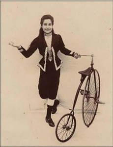 Stolzen Chica aus La Palma von 1889 mit Fahrrad