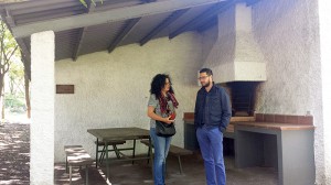 Acht neue Kochstellen im Freizeitpark La Laguna bei Barlovento: Inselumwelträtin Nieves Rosa Arroyo inspiziert die renovierten Anlagen. Foto: Cabildo