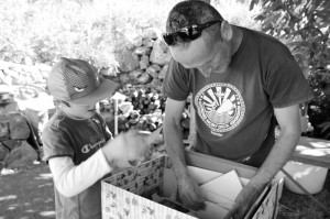 Ere mit seinem achtjährigen Sohn Ernesto: Alte Fotos gucken, wo der Papa noch ein wilder Rocker war. Foto: La Palma 24