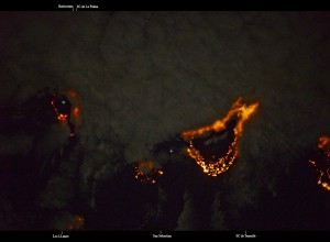 La Palma (links im Bild - klicken zur Großansicht) von der ISS aus fotografiert: Der grüne Punkt zeigt den Standort des TNG auf dem Roque. Das Foto zeigt außerdem deutlich, wie gering die Lichtverschmutzung auf La Palma im Vergleich zu Teneriffa (rechts) ist. Foto: Samantha Cristoforetti/NASA/ESA/ASI