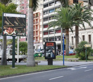 Zwerge und mehr: Infos auf einem Großbildschirm zwischen Hafen und Altstadt. Foto: Santa Cruz de La Palma