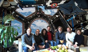 Dieses TNG-Team hatte die witzige Idee für den ISS-Gruß: (v.l.n.r.) Massimo Cecconi, Marco Pedani, Sabrina Masiero, Manuel Gonzalez, Emilio Molinari, Vincenzo Guido e Gloria Andreuzzi. Pressefoto: FGG/TNG 