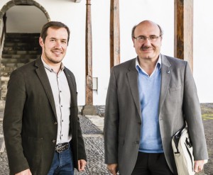 Abkommen für Streaming-Video bei der Transvulcania 2015 geschlossen: IAC-Präsident Rafael Rebolo (rechts) und Inselsportrat Mariano Hernández. Foto: Cabildo