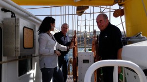 Carmen Acosta an Bord der Alex-2: Die Bürgermeisterin von Tazacorte hofft auf weitere Besuche des Großseglers. Foto: Tazacorte