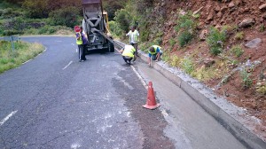 Arbeiten an den Straßengräben: Säuberung und Auffüllungen, damit das Wasser wieder gut ablaufen kann. Foto: Cabildo